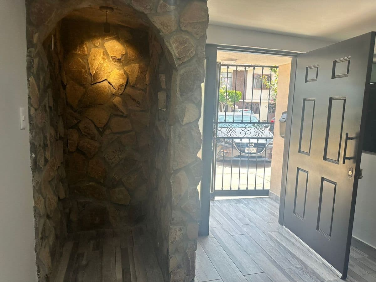 Casa en venta Himno Nacional 1a secc. 3 recs, 3.5 baño , roof c asador y baño 5