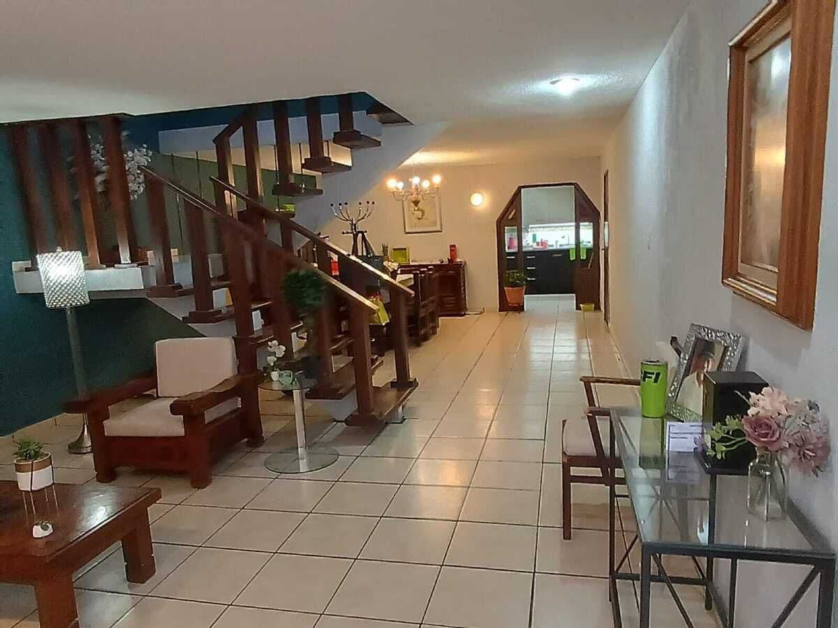 Casa en venta en La Colonia Moderna 4 recamaras 4 baños 2 plantas 1/13