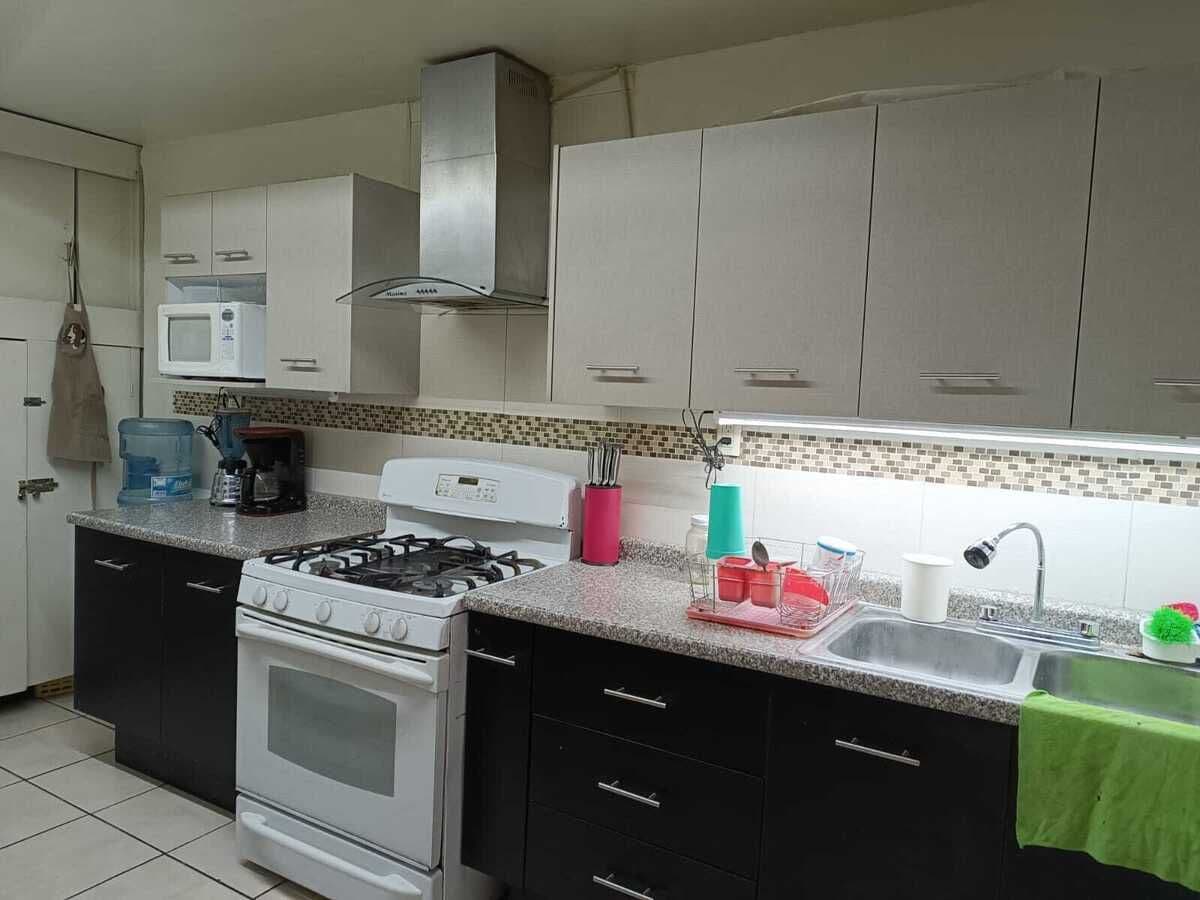 Casa en venta en La Colonia Moderna 4 recamaras 4 baños 2 plantas 2