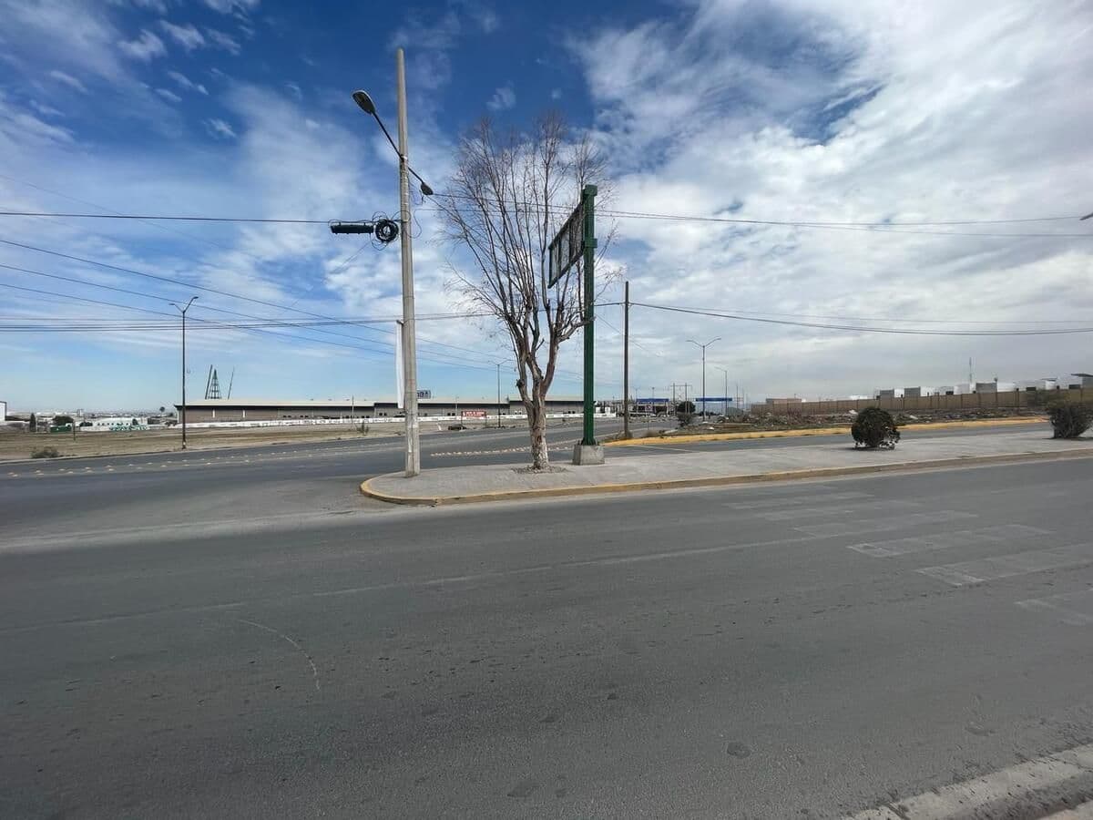 Terreno en venta a metros de la feria nacional potosina y el domo 3