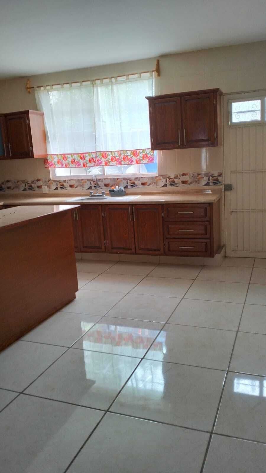 Casa en venta en jardines de Oriente 4 recámaras 2 baños 2 medios baños 2