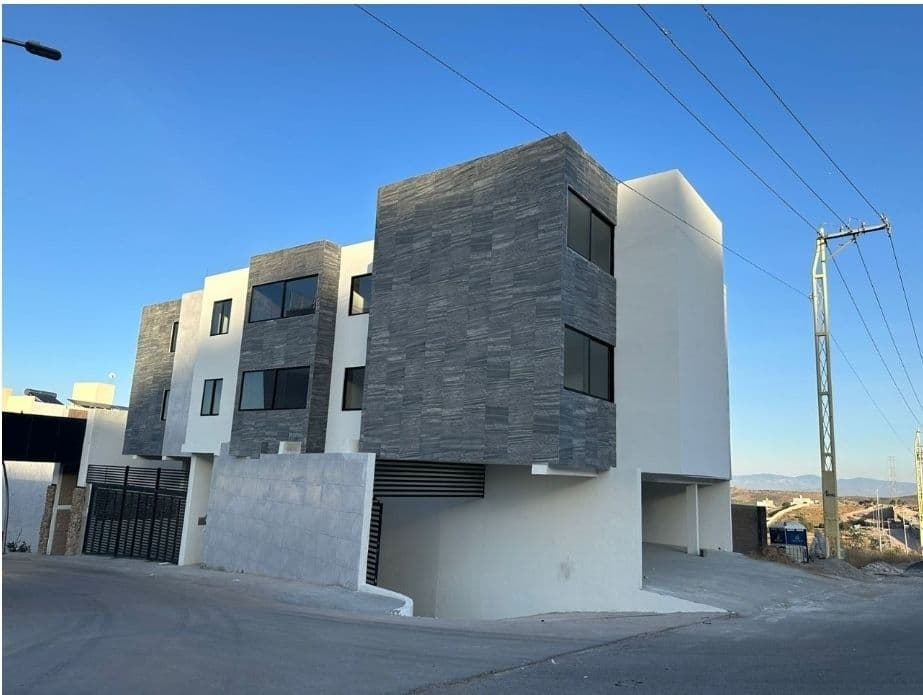 Residencia De Lujo con alberca y terraza panoramica en el Club de Golf La Loma 6