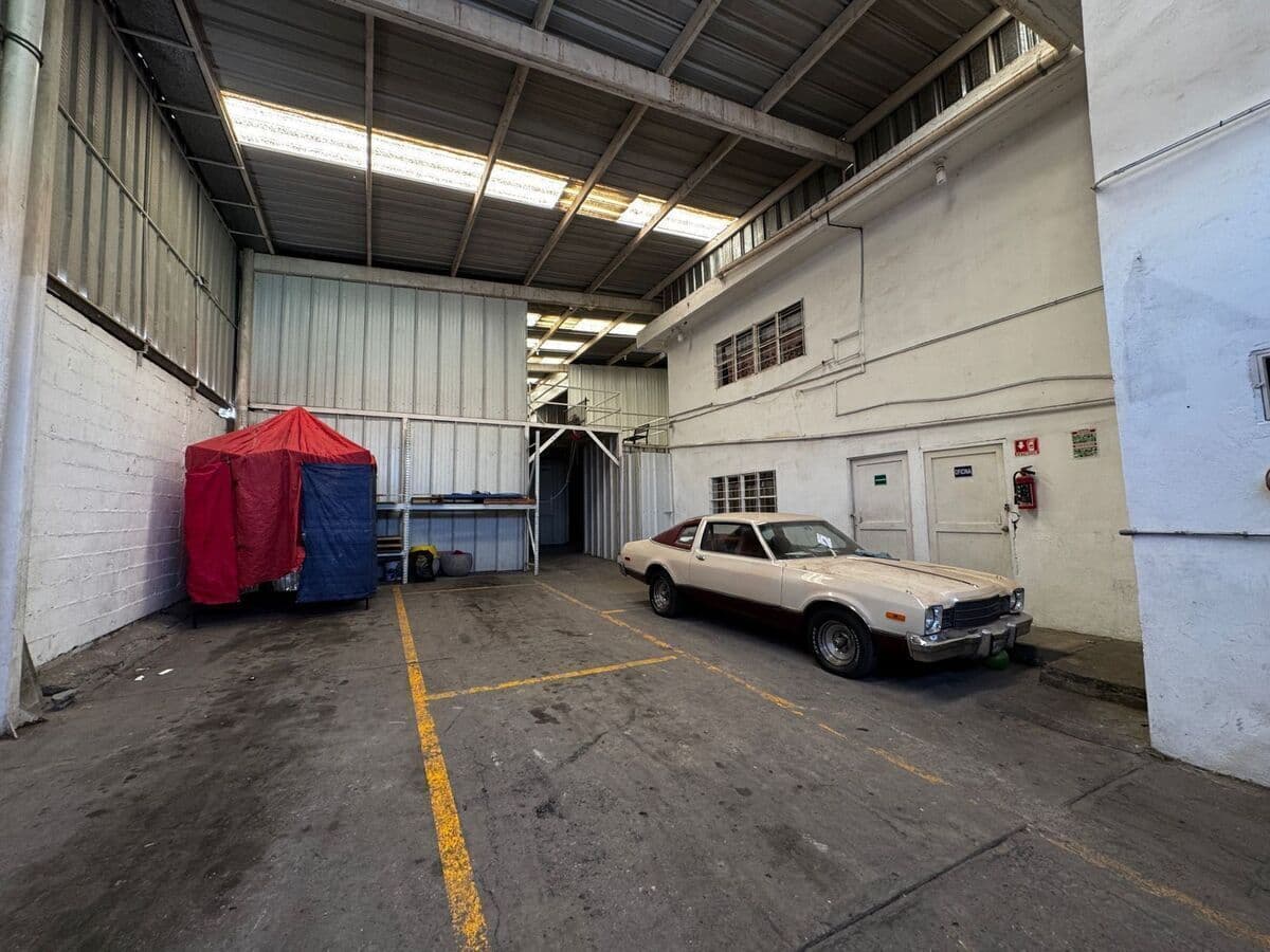 Bodega en Venta en Las Pilitas de 2 plantas con 1,800 en construcción. 5