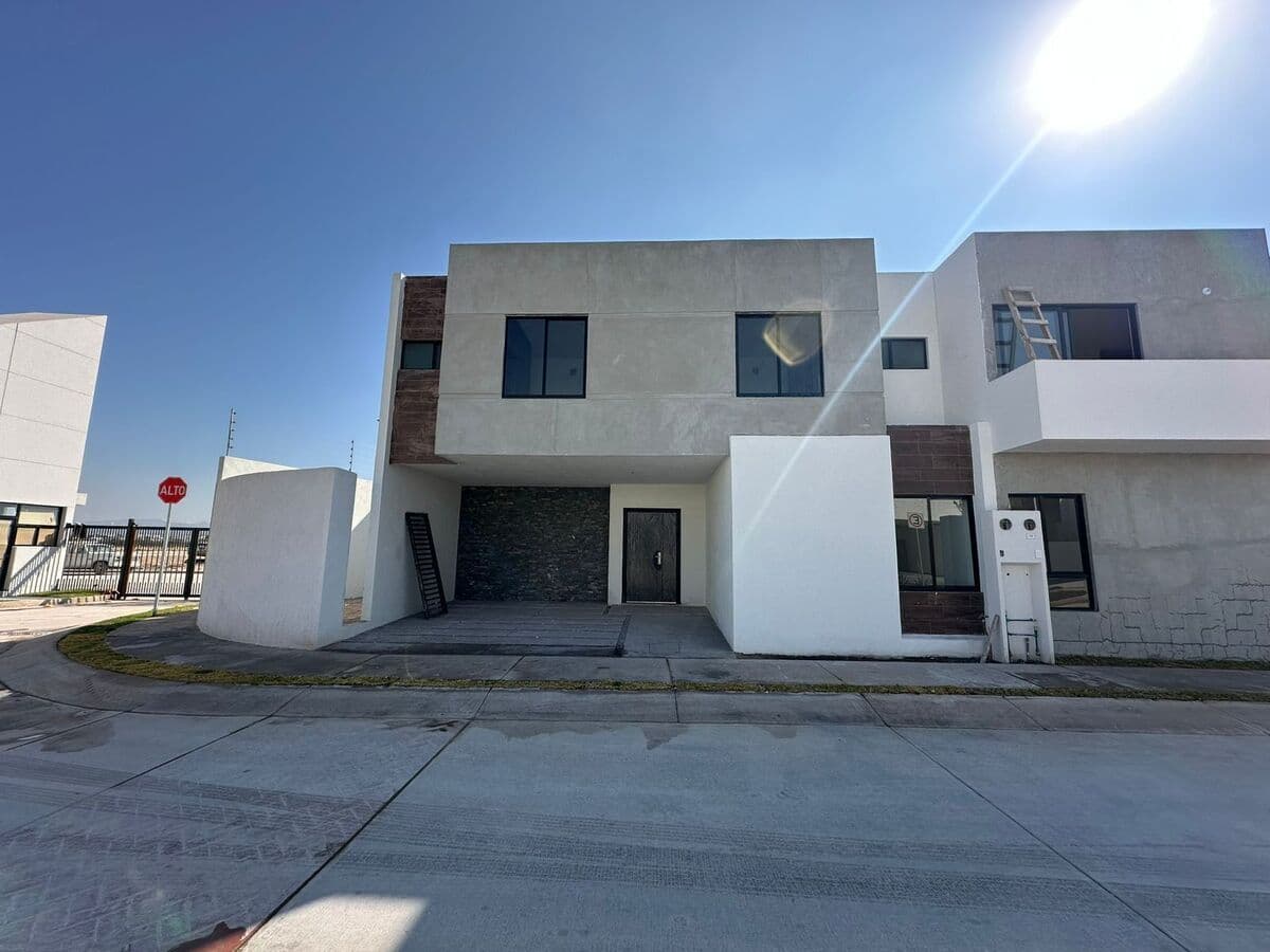 Casa en venta Privada Sotavento vigilancia amenidades 3 recs 3.5 baños jardin 5