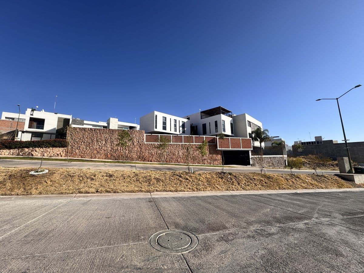 Terreno en Venta en Av. Villa Magna Sur de 450m2 5