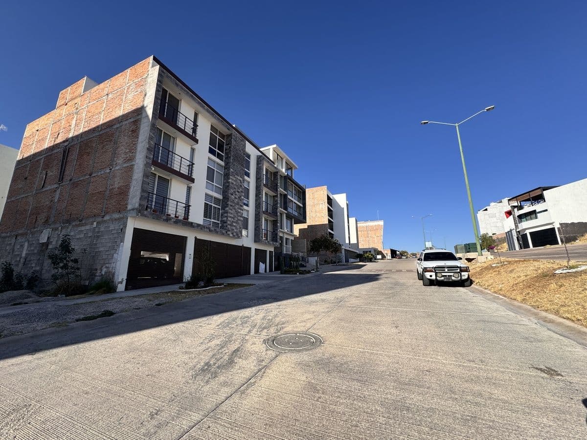 Terreno en Venta en Av. Villa Magna Sur de 450m2 6