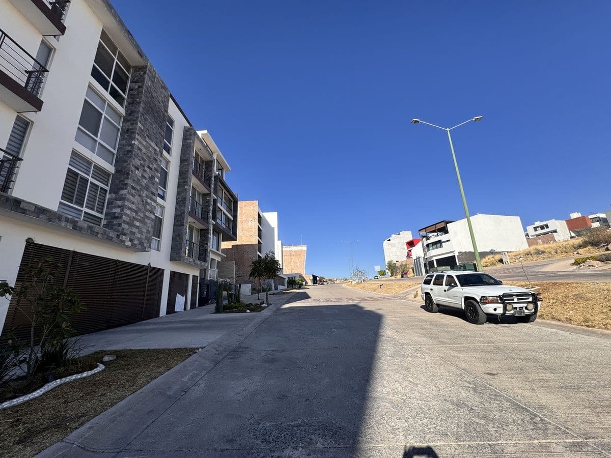 Terreno en Venta en Av. Villa Magna Sur de 450m2 7