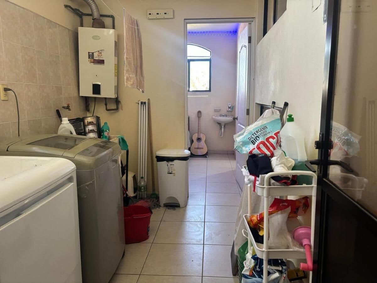 Edificio en Venta cerca de Himalaya 2 deptos y 2 locales. 11