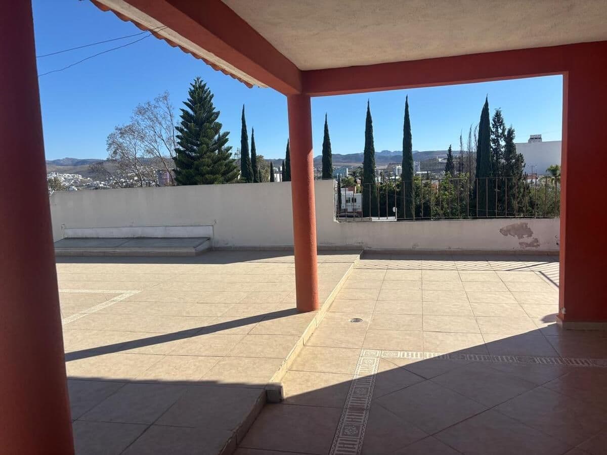 Edificio en Venta cerca de Himalaya 2 deptos y 2 locales. 6