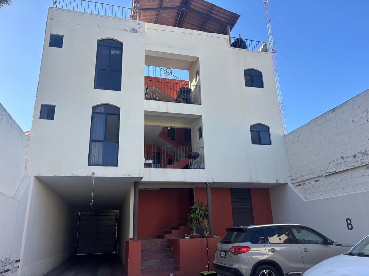 Edificio en Venta cerca de Himalaya 2 deptos y 2 locales. 4