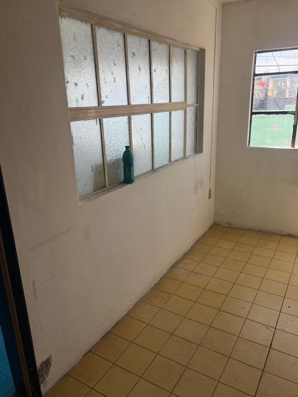 Se vende casa con local comercial y depa pequeño !! 3