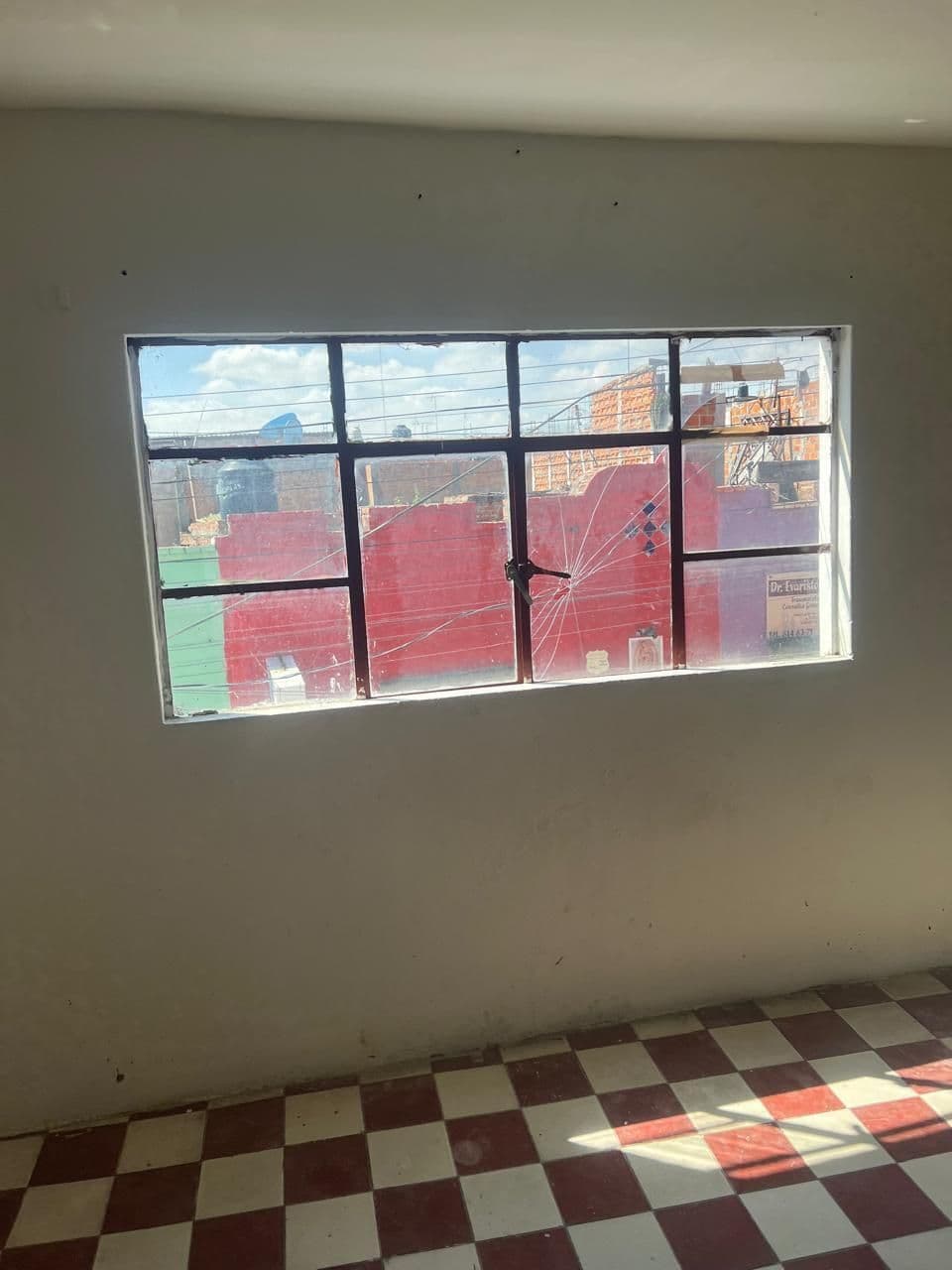 Se vende casa con local comercial y depa pequeño !! 8