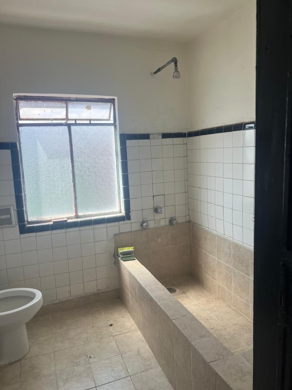 Se vende casa con local comercial y depa pequeño !! 9