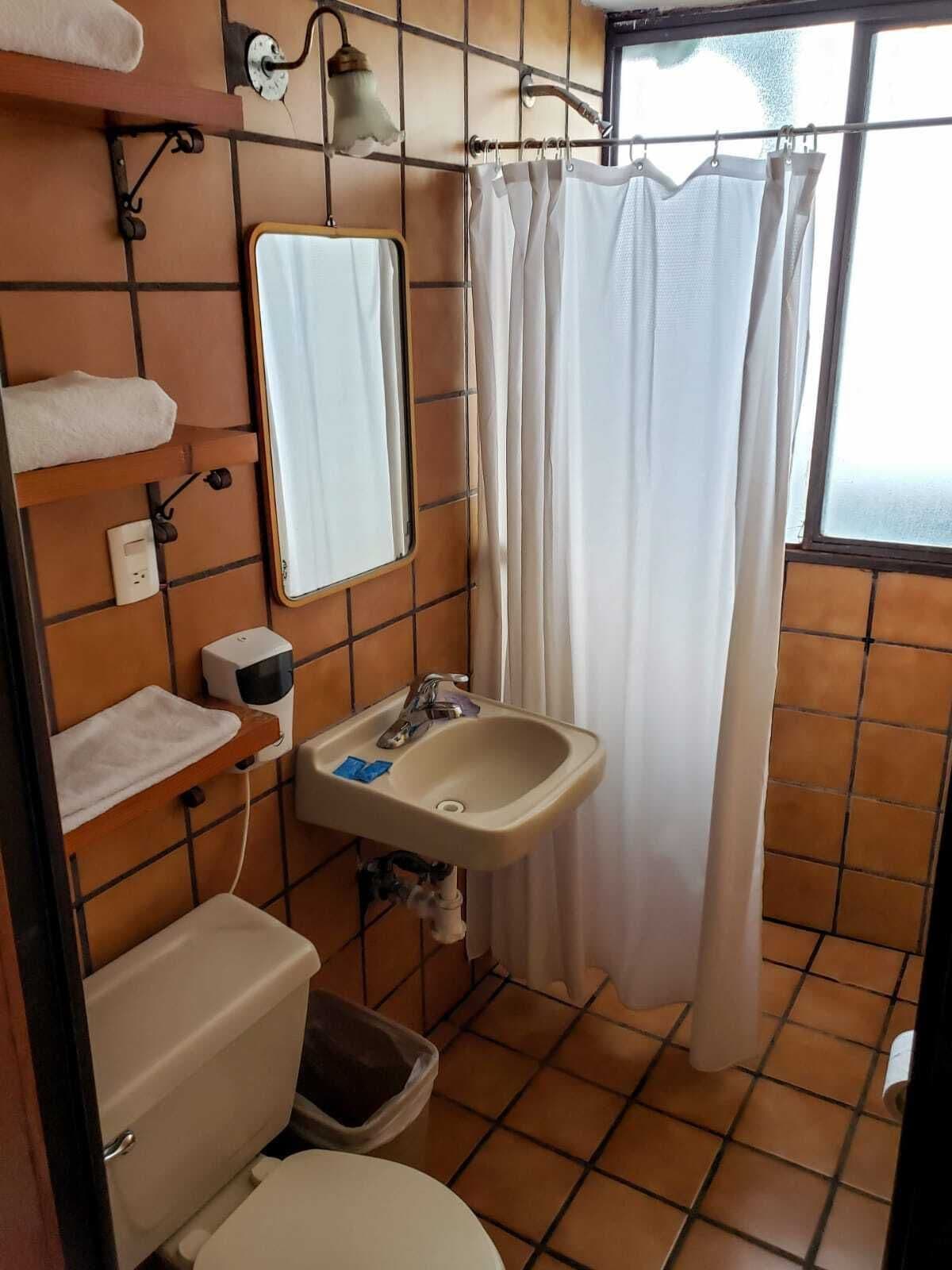 Se traspasa Hotel en San Luis Potosí, cerca del centro, 17 habitaciones 3
