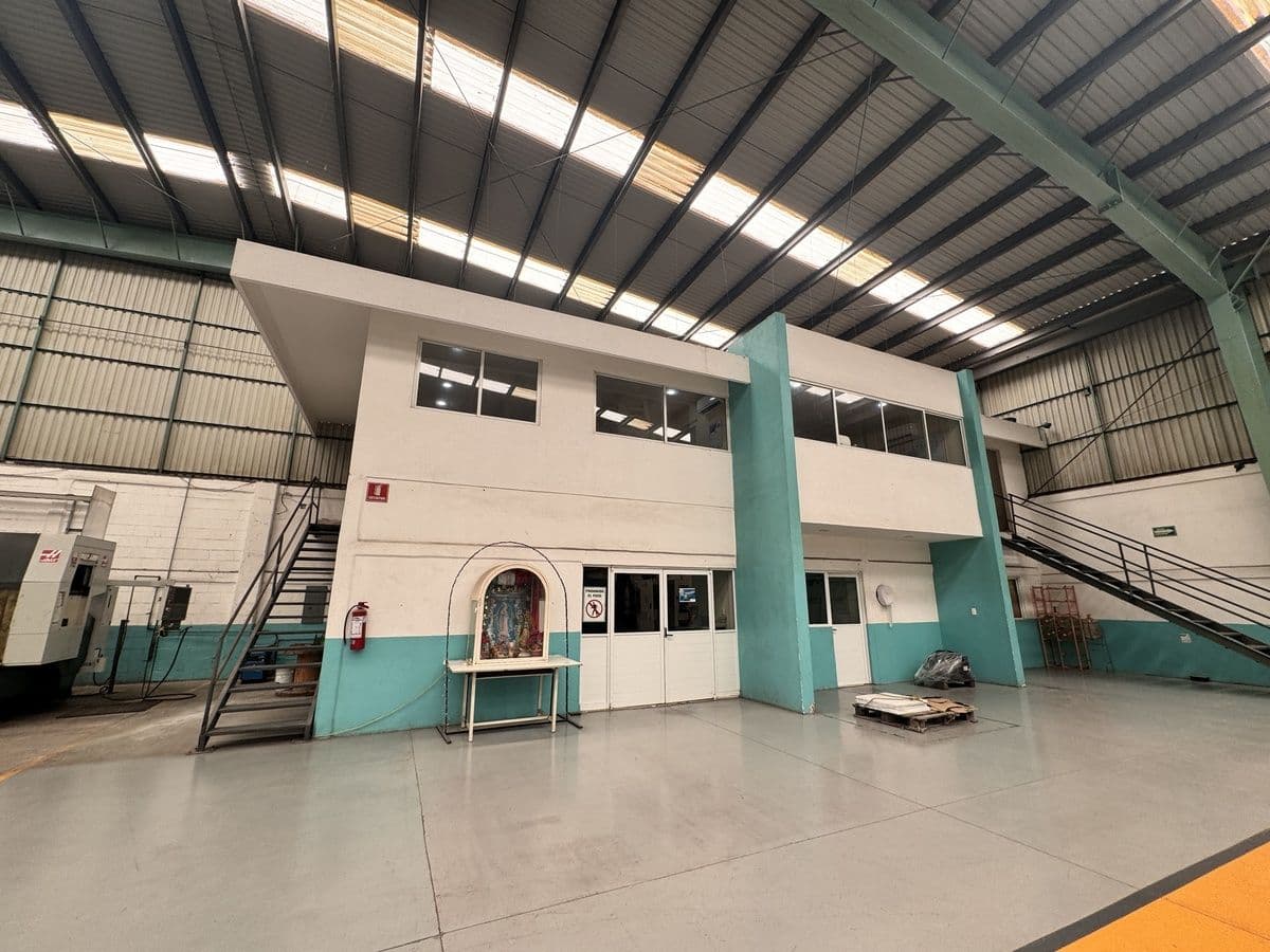 Bodega en Venta en el Eje 132 con 600 kvas 4