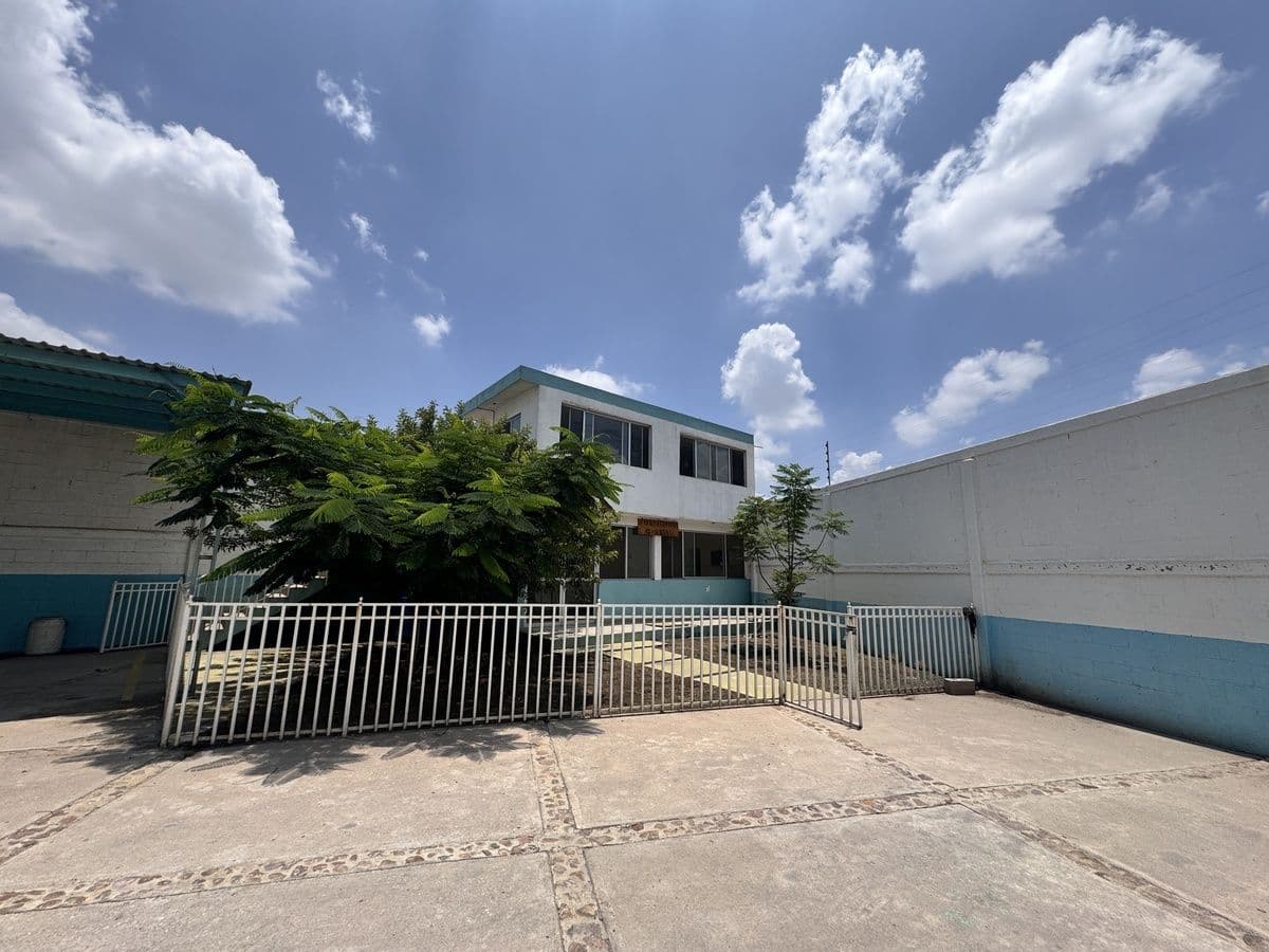 Bodega en Venta en el Eje 132 con 600 kvas 6