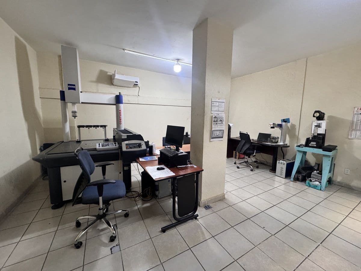 Bodega en Venta en el Eje 132 con 600 kvas 8