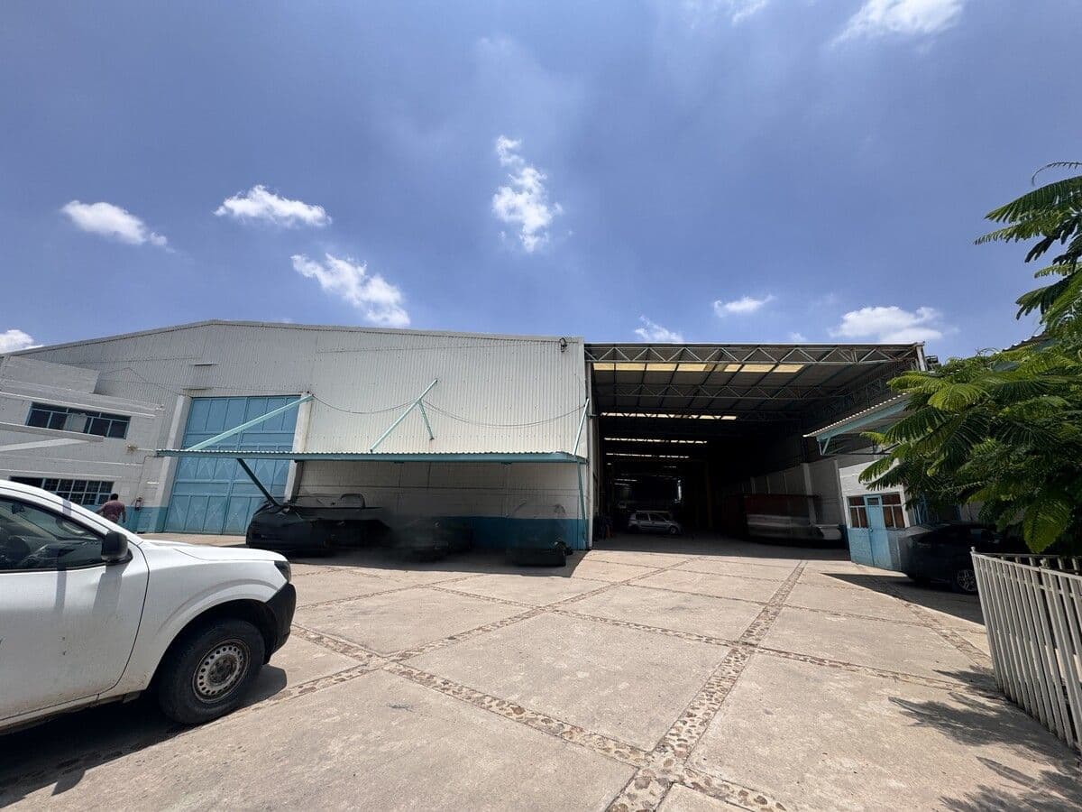 Bodega en Venta en el Eje 132 con 600 kvas 11
