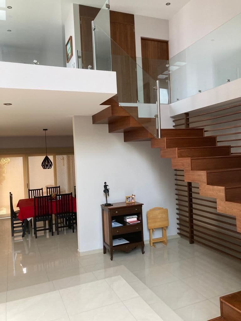 Casa en venta en fracc Sierrazul 3 recs 3.5 baños jardin, hall de TV, cto serv 14