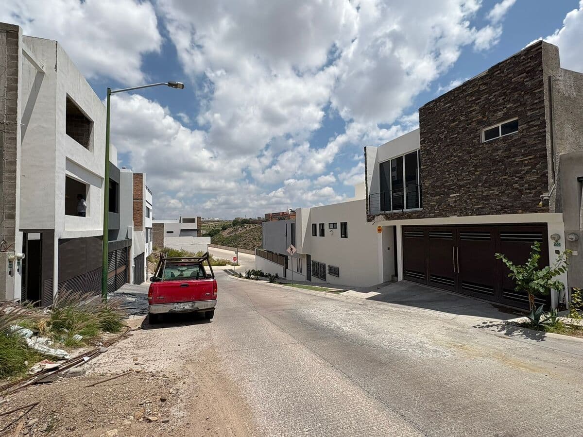 Terreno en Venta  en Villa Magna con pendiente positiva. 1/6
