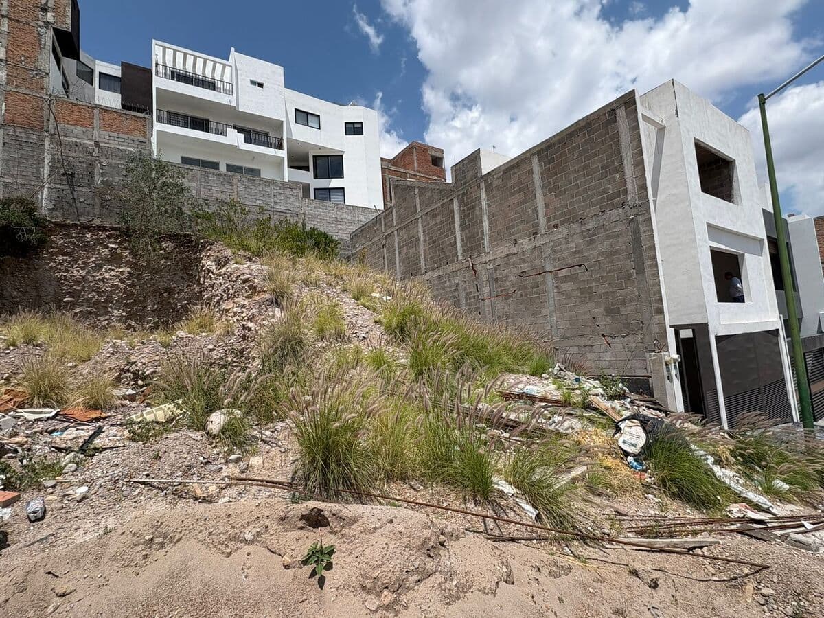 Terreno en Venta  en Villa Magna con pendiente positiva. 2