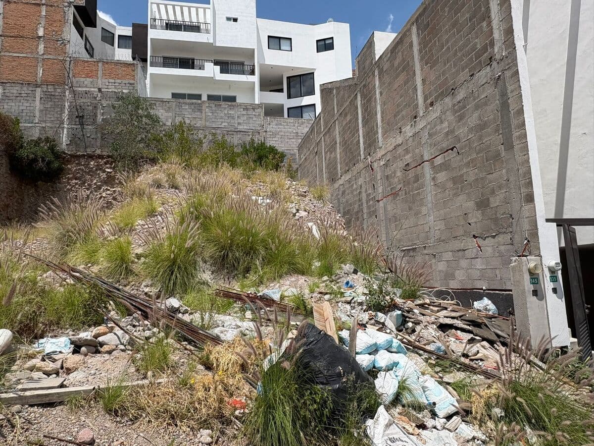 Terreno en Venta  en Villa Magna con pendiente positiva. 3