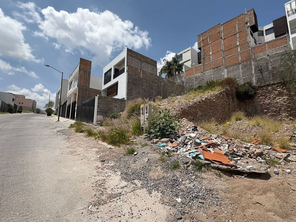 Terreno en Venta  en Villa Magna con pendiente positiva. 4