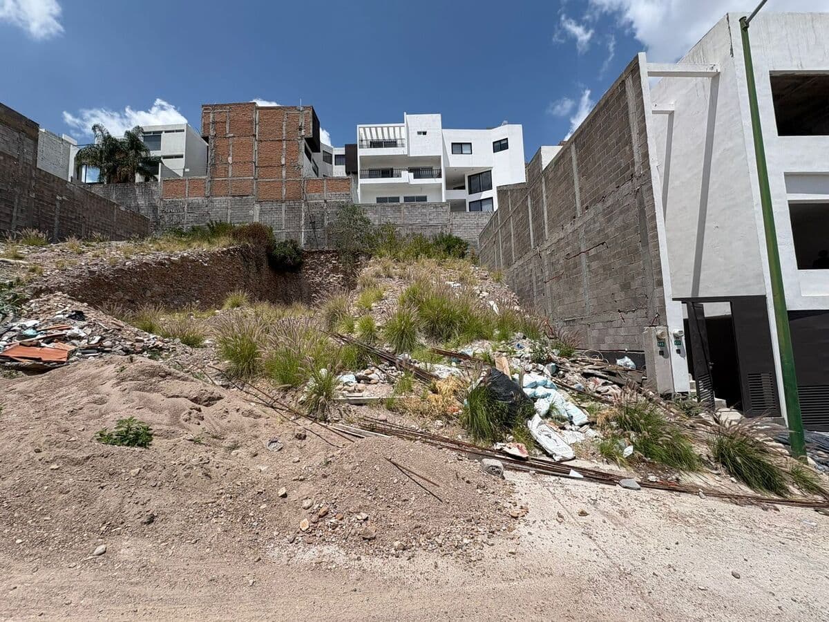 Terreno en Venta  en Villa Magna con pendiente positiva. 5