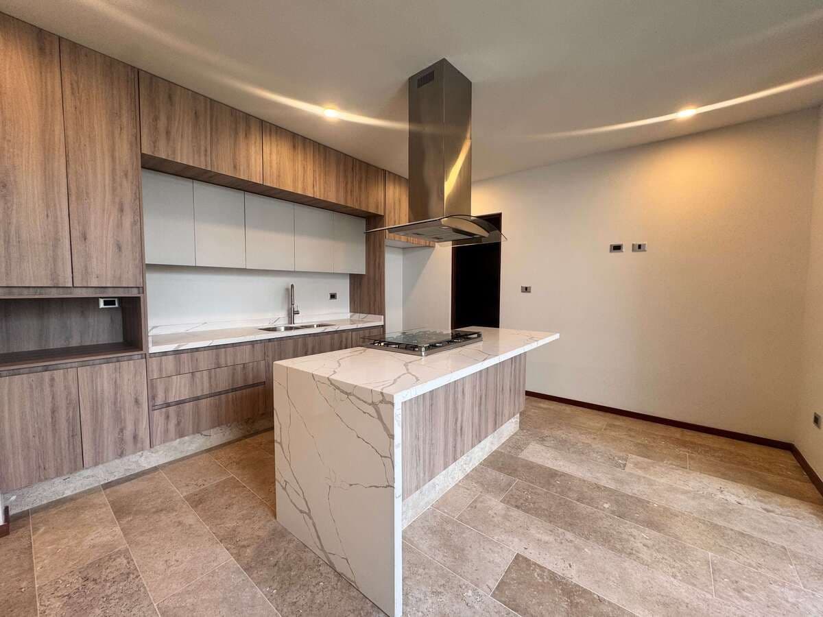 Casa en Venta en Lomas del Pedregal en esquina 5