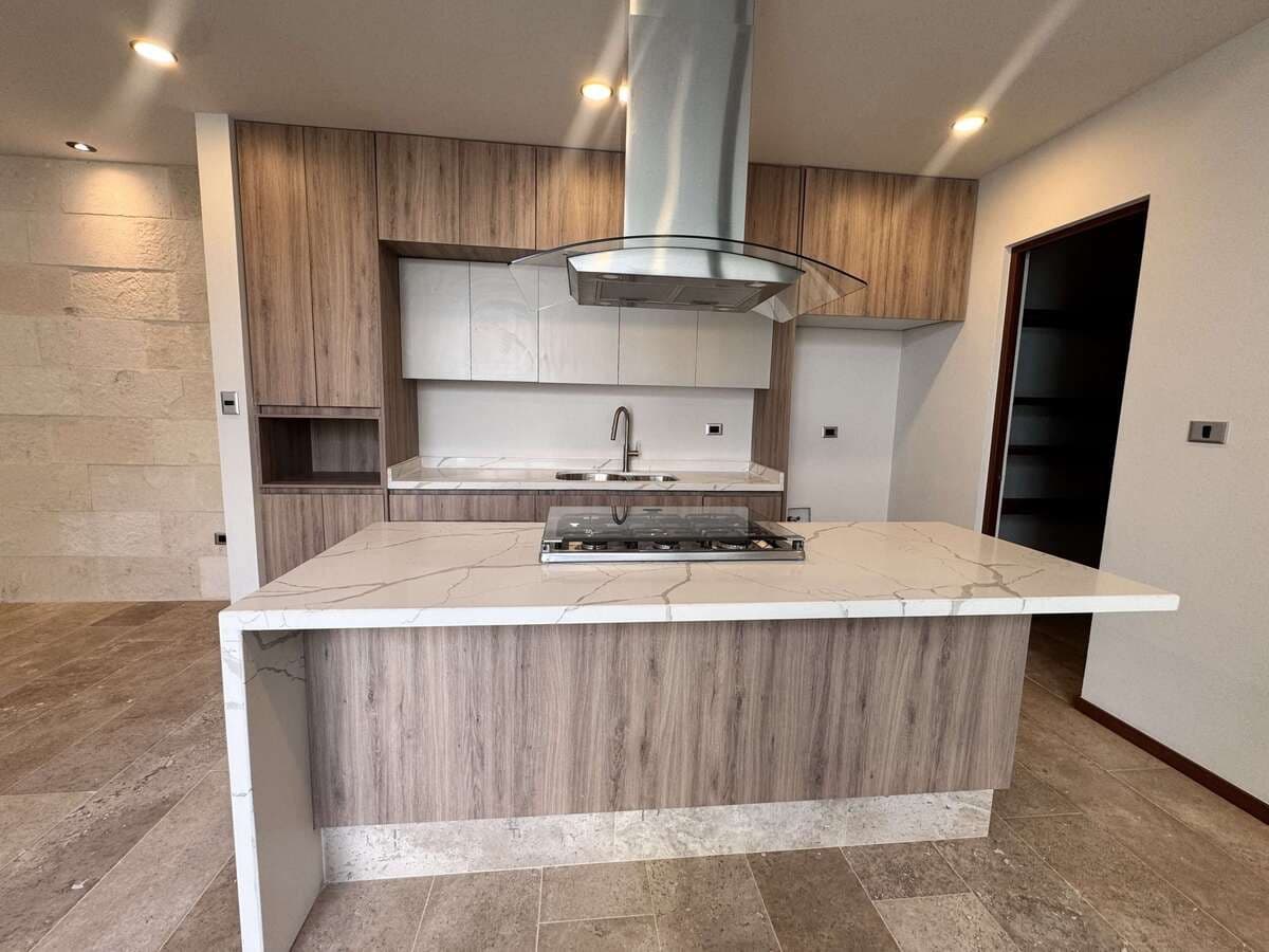 Casa en Venta en Lomas del Pedregal en esquina 7
