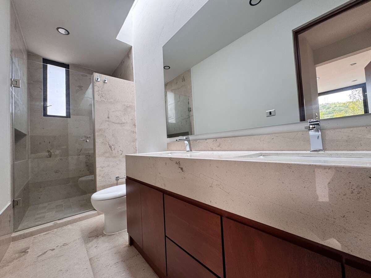 Casa en Venta en Lomas del Pedregal en esquina 13