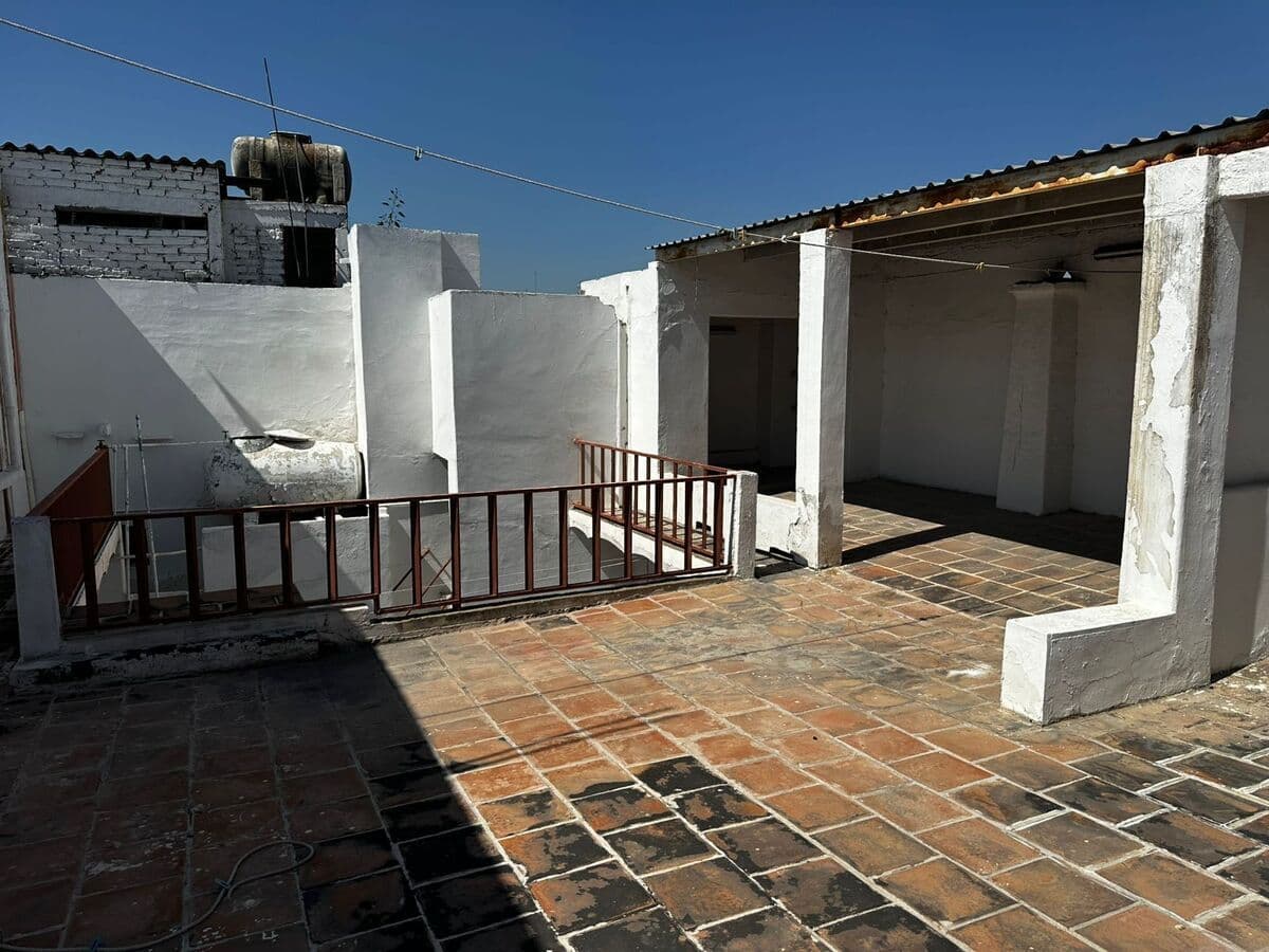 Casa en venta con locales frente al edificio de seguridad publica Colonia Centro 2