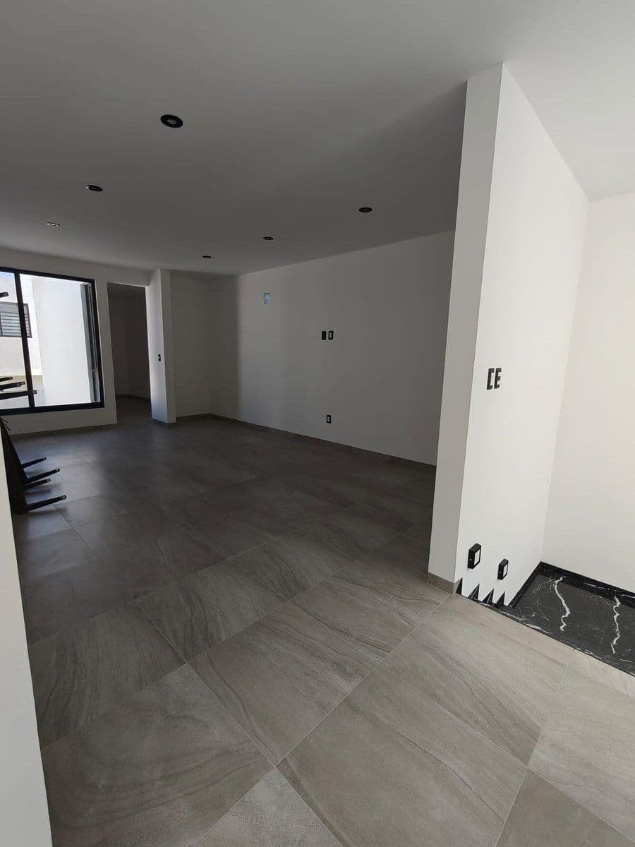 Casa Nueva en Venta dentro de Privada en Club de Golf La Loma 9