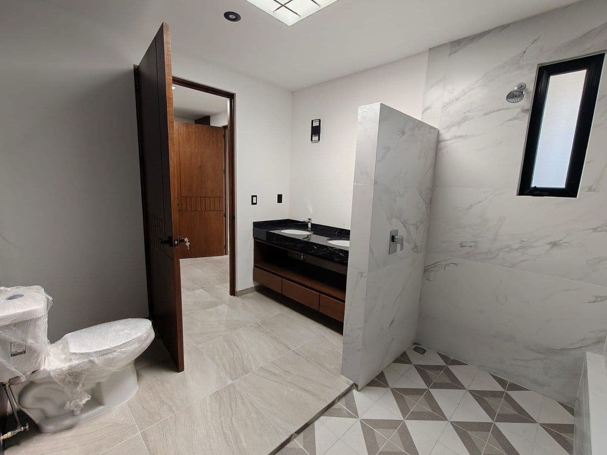 Casa Nueva en Venta dentro de Privada en Club de Golf La Loma 12
